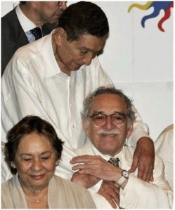 Rafael Escalona (de pie) con G.G. Márquez