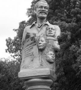 Estatua de Ismael Rivera con Sorolo.