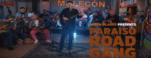 Rubén Blades con guitarra al frente de "Paraiso Road Gang"