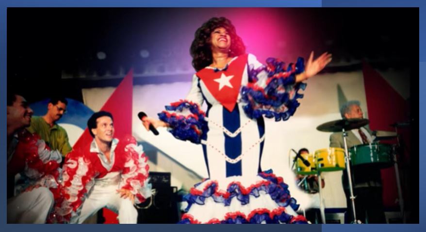 Celia Cruz "La Bandera Que Canta" con vestido de bandera cubana
