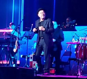 Rubén Blades en el escenario del concierto SalsaSwing Puerto Rico