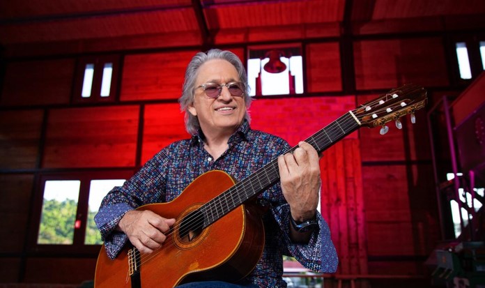 José Nogueras con su guitarra