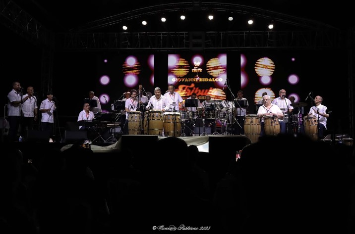 Giovanni Hidalgo y su big band en el concierto Tribute to the King, homenaje a Tito Puente.